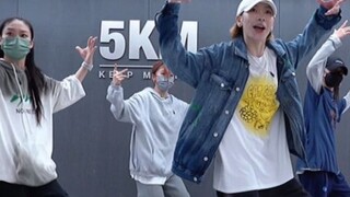 Jika aku bertemu denganmu lain kali 💙 Seorang gadis tampan dengan tubuh besar dan ritme hiphop (term