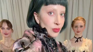 Lady Gaga与星期三演员共舞Dead Dance！