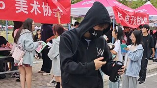 Alan Walker, a senior from the club, came to recruit new members. As soon as the music started, the 