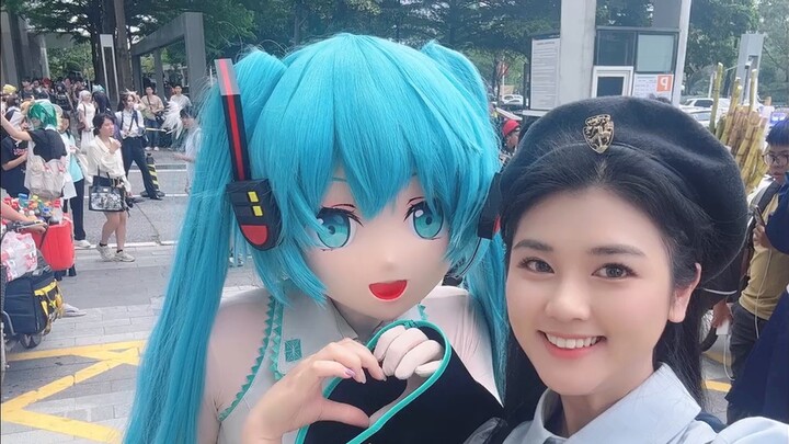 [รายวัน] ในงานนิทรรศการการ์ตูนฝนตก ผู้คนต่างมีอารมณ์ต่างกัน!