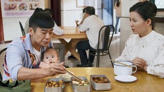 Người cha đưa các con đến căng tin để ăn, gặp lại những người quen cũ và ăn thỏa thích cá thịt!