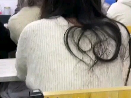 Seberapa besar tekanan yang dirasakan guru, bisa dilihat dari tinggi badannya. Netizen: Guru dan mur