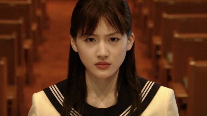 “Dia memeluk gadis dalam hatinya yang penuh luka”