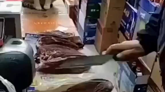 像看运钞车卸钞票，工作人员突然给你扔来一袋????