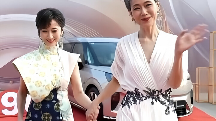 السجادة الحمراء الأكثر تأثيرًا في التاريخ ❤️ جياو يازي ويي تونغ يتصدران الترند بيد واحدة