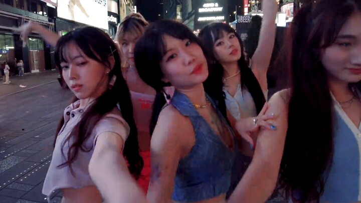 เต้นคัฟเวอร์ที่นิวยอร์กไทม์สแควร์ |kep1er-UP! สาวสวยผมแดงของเซินเสี่ยวถิงกลับมาแล้ว ฉันชอบมากเลย!