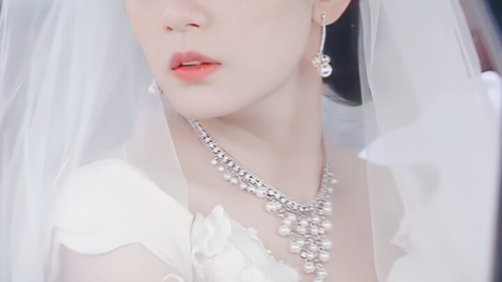 “أضحكني حتى الموت! أجرؤ على القول إن إطلالات هذا المسلسل ستكتسح بلا رحمة أي مسلسل أبيض نقي وخالٍ من 