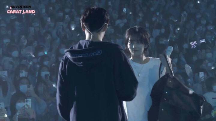 【Yoon Jeonghan】Thiên hạ có thần tượng nào lại tự tay phát thẻ ảnh nhỏ của mình cho fan ngay tại conc
