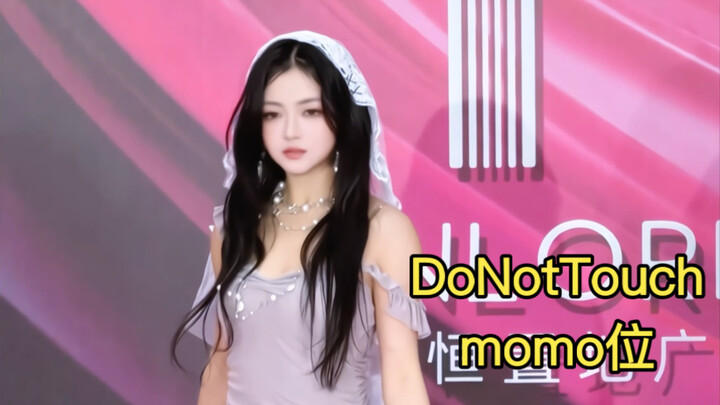 Quietly admiring the artwork: Full straight-shot of “DoNotTouch” from Momo’s position～