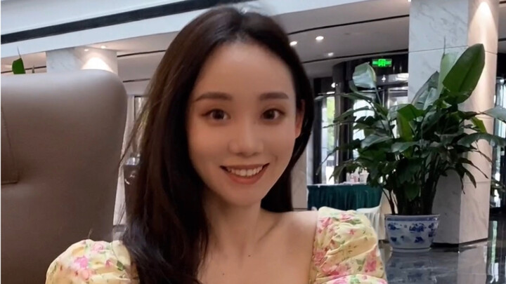 A beautiful fan takes me to try braised chicken—how does it taste?