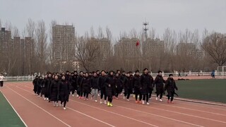“穿起棉袄训练的体育生们，冬日中的一抹亮色”