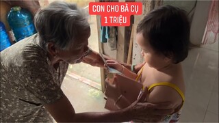 Trà Sữa đòi cha Khương Dừa dẫn đi cho tiền bà cụ, bà cụ vui quá trời mặc dù không nhớ BÀ THÚNG….