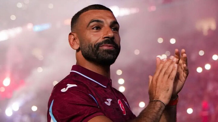 إستقبال محمد صلاح في ناديه الجديد