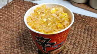 Menggunakan mie instan untuk membuat nasi goreng benar-benar tidak tepat