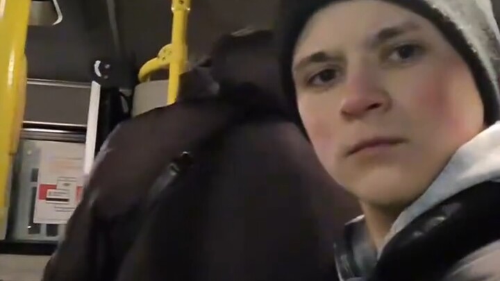 Menantang Orang Asing di Jalan untuk Bermain Batu-Gunting-Kertas Acak