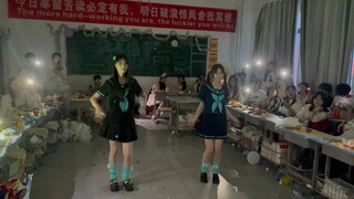 [Lianghe Town Middle School]: "The queen on the left, the sweet girl on the right"