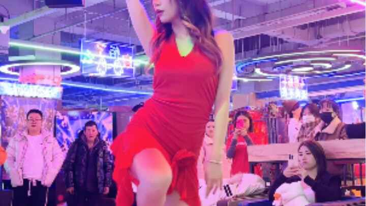 Mặc một chiếc váy đỏ tươi và đi giày cao gót, bị hàng chục người vây quanh thực sự khiến người ta cả