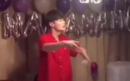 【Trương Nghệ Hưng】Anh ấy đúng là sinh nhật ở Haidilao mới hợp, còn làm nhân viên bối rối hết mức, ha