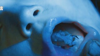 他扒开女孩的嘴巴，赫然发现一只巨大的虫子正吸附在舌头上