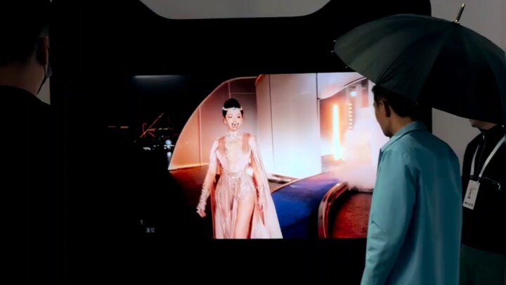 So Liu Chong was actually backstage watching Dilraba this whole time—must’ve been nervous too! Dilra