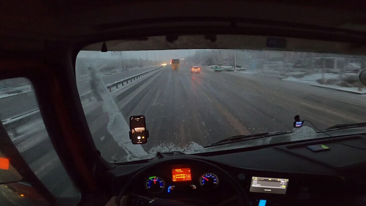 First-person perspective! Chinese-made truck! A Chinese truck driver’s icy, snowy cross-country jour