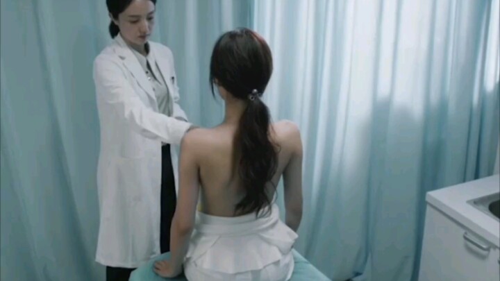 Người vợ đầu tiên đã phẫu thuật nâng ngực cho nhân tình, nhưng nhân tình lại nói ngực càng to càng t