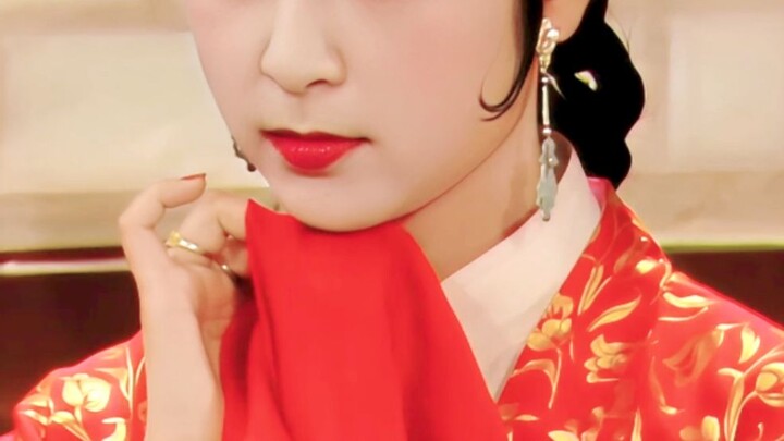 Hilarious—when she once looked up at him with her head slightly bowed, I suddenly understood Jia Lia