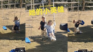 超温馨！温柔的哥哥帮助妹妹荡秋千 ❤️