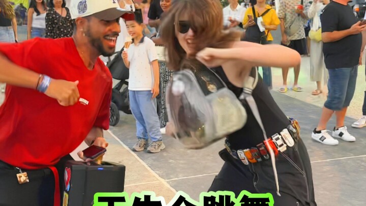 Kenapa orang asing suka menari?