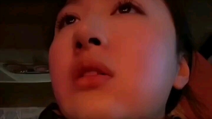 Tối đi taxi, cô gái phát hiện có gì đó bất thường nên vội hỏi ngay, tài xế đáp: “Đã bật đèn rồi” 🤭🤭 