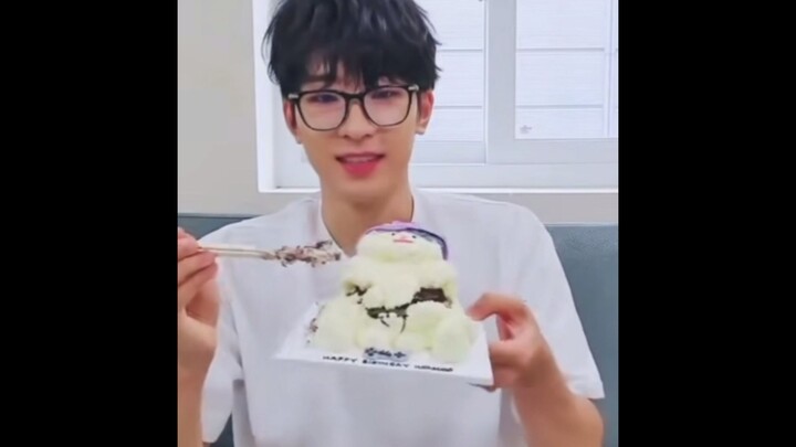 “Koleksi Gambar Potong Kue Tingkat Kedua”