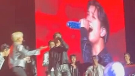 [SEVENTEEN] I don’t care—this mic is the one who caused all the trouble!