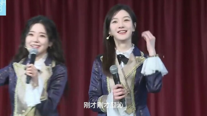 lth: Why are you standing so far away? qyw: This place is too hot.