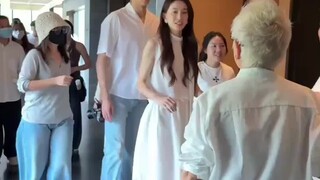 孙杨和老婆张豆豆被偶遇，一个奥运冠军，一个是体操女神，超养眼