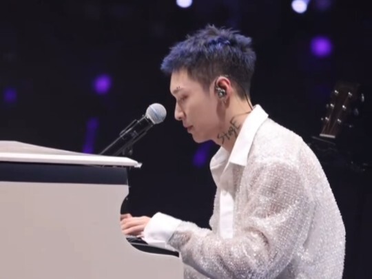 Back to the old days! Zhang Yixing sang the Chinese version of EXO's "Baby Don't Cry" in China. Ques
