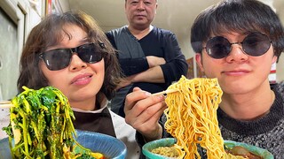 How good is it to eat spicy hot pot in Northeast China late at night? The instant noodles are spread