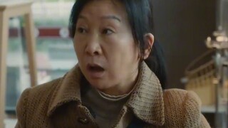 大妈来蛋糕店买面包却用手摸，遭人劝阻却死性不改！