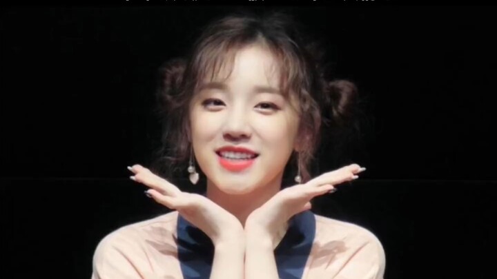 Song Yiqi, tapi versi imut