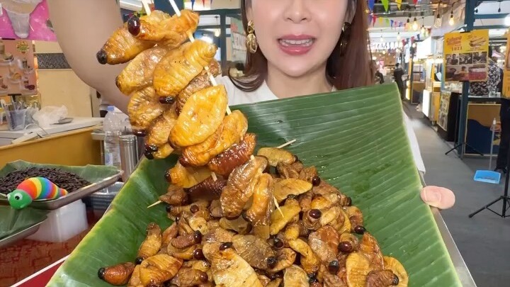 Yang berani makan ulat sagu.. exstream juga.. rasanya enak juga