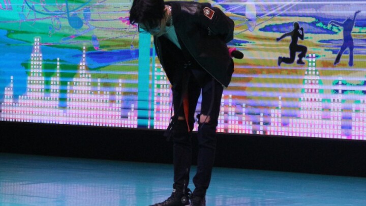 Apakah siswa SMA sekarang benar-benar punya karisma seperti ini? Penampilan juara Cai Xukun dengan l