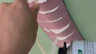 石膏板开槽处用发泡剂填补