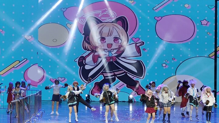 Các thầy cô cos cùng nhảy chuẩn bị xuất phát