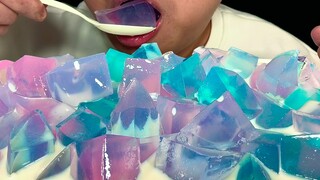 To eat fantasy star jello, listen to different chewing!