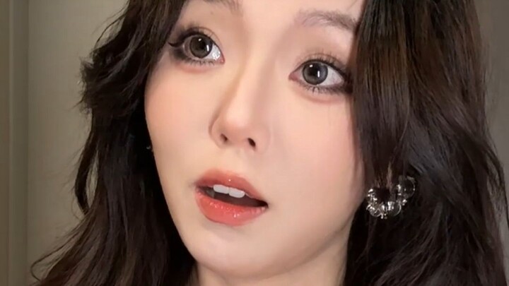 Lẽ ra phải hạnh phúc chứ? Sao lại khiến tôi tức đến thế...