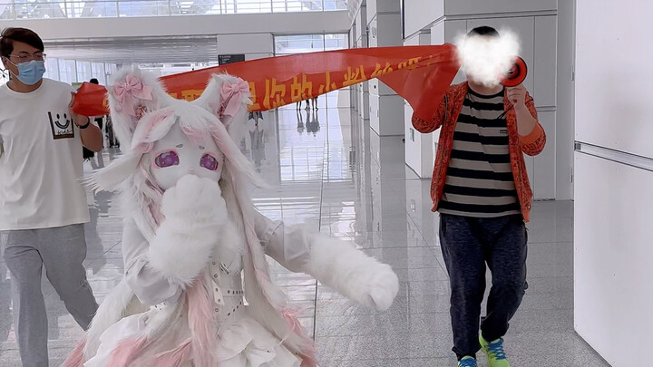 Running into fans at a comic con～