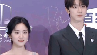 握着她换手，怕她摔跤一直伸着胳膊，是谁又美美幸福的磕上