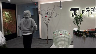 Employees laughed for two hours before daring to enter the company...