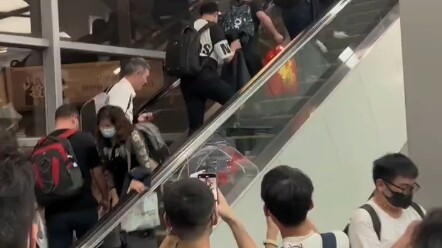 Ngakak! Pria di bandara rekam adegan kocak: Sejumlah penumpang berdiri berbaris melawan arus naik es