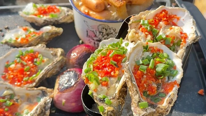 Begitu musik mulai diputar, hidangan lezat pun muncul!