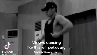 【Waidou Xiao Ci Series】A super-Minkyu-like guy from overseas doing some spicy dance moves; the part